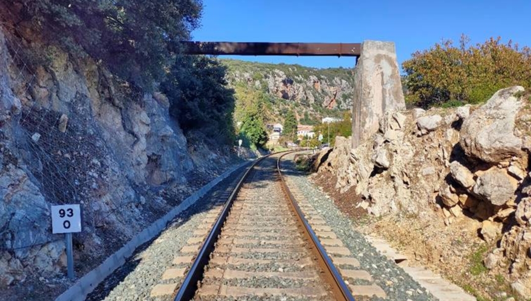 Tubería de abastecimiento sobre la vía, en Benaojan (Málaga).