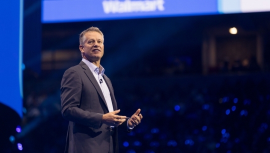 Walmart nombra a John Furner próximo CEO de la cadena para suceder a Doug McMillon a partir de 2026