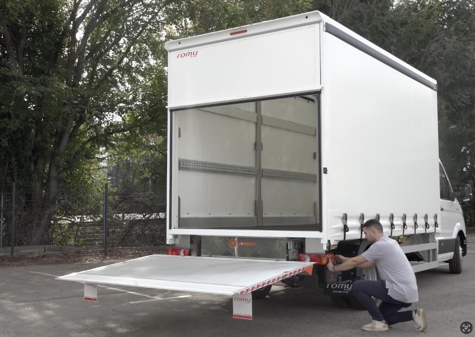 Romu y su propuesta de paquetero con trampilla elevadora.