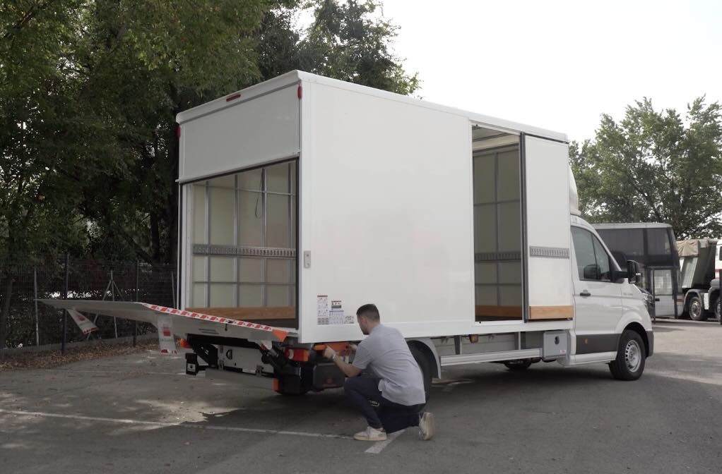 Sanca añade una puerta lateral a su caja.