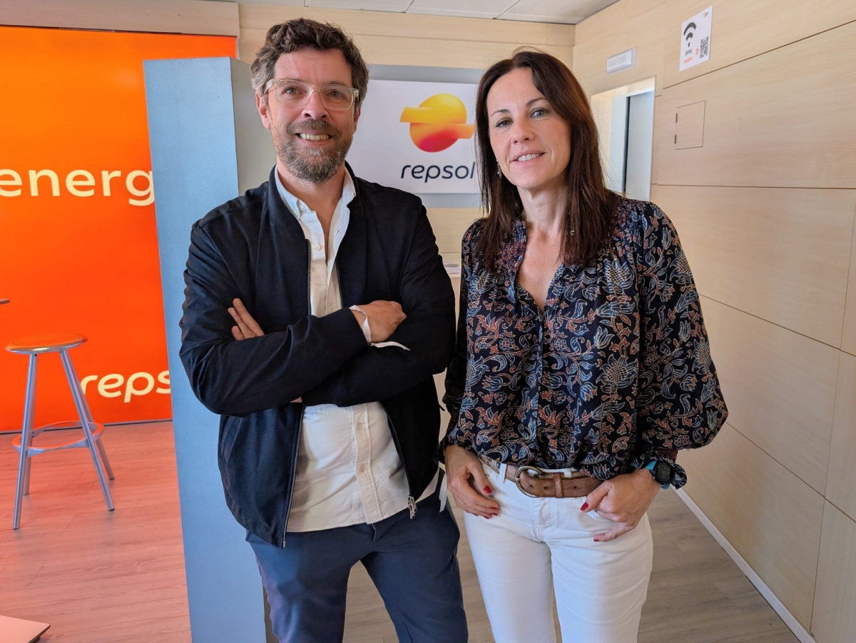 Víctor Velázquez y Clara Velasco (Repsol Lubricantes).