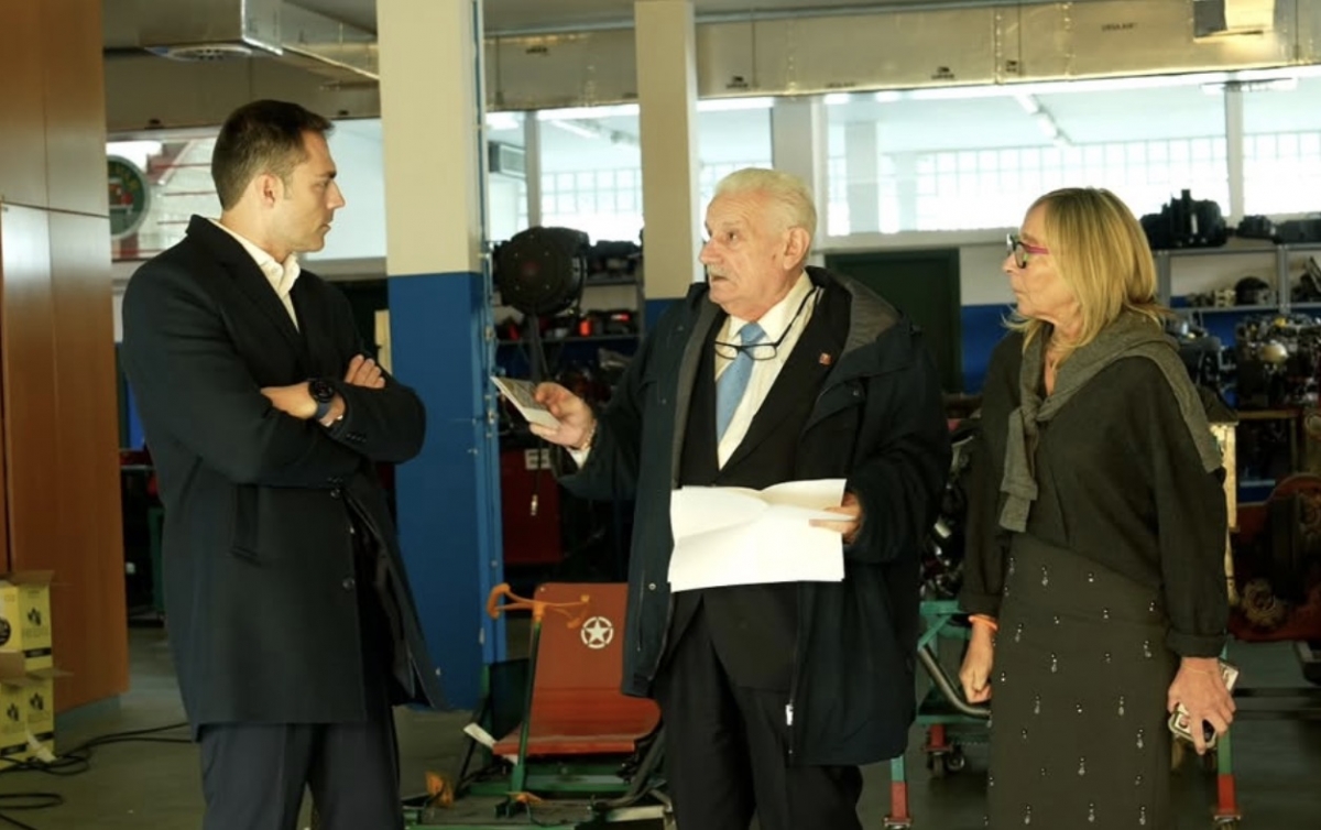 Luis Abelleira, en el centro, junto al diputado de Promoción Económica y Social, Pablo Rivera Capón. - 