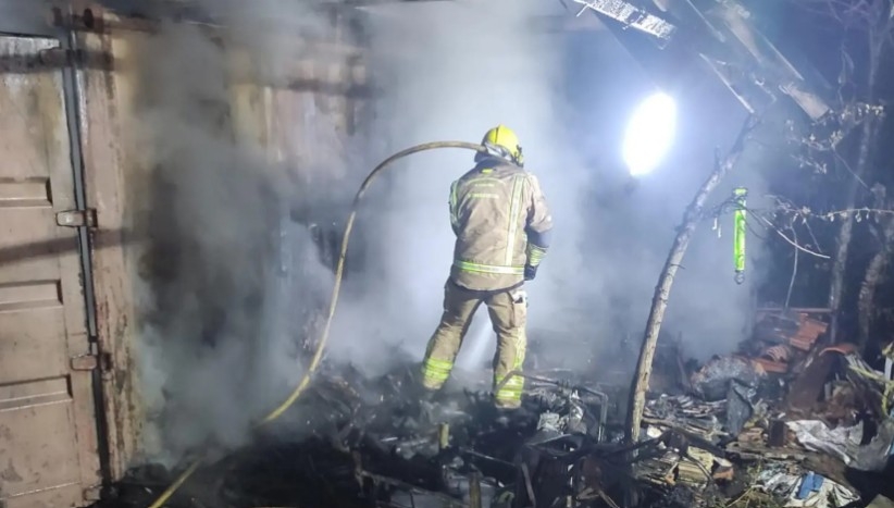 Un contenedor de mercancías convertido en taller ilegal provoca un incendio en Muxía (A Coruña)