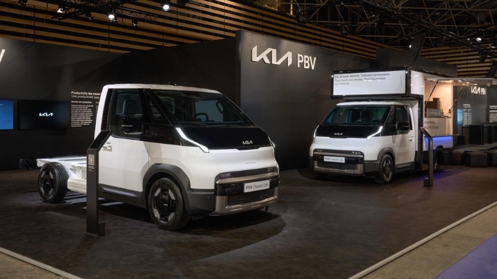 El stand de Kia en Solutrans, con uno de los PV5 Chassis Cab como food truck. - 