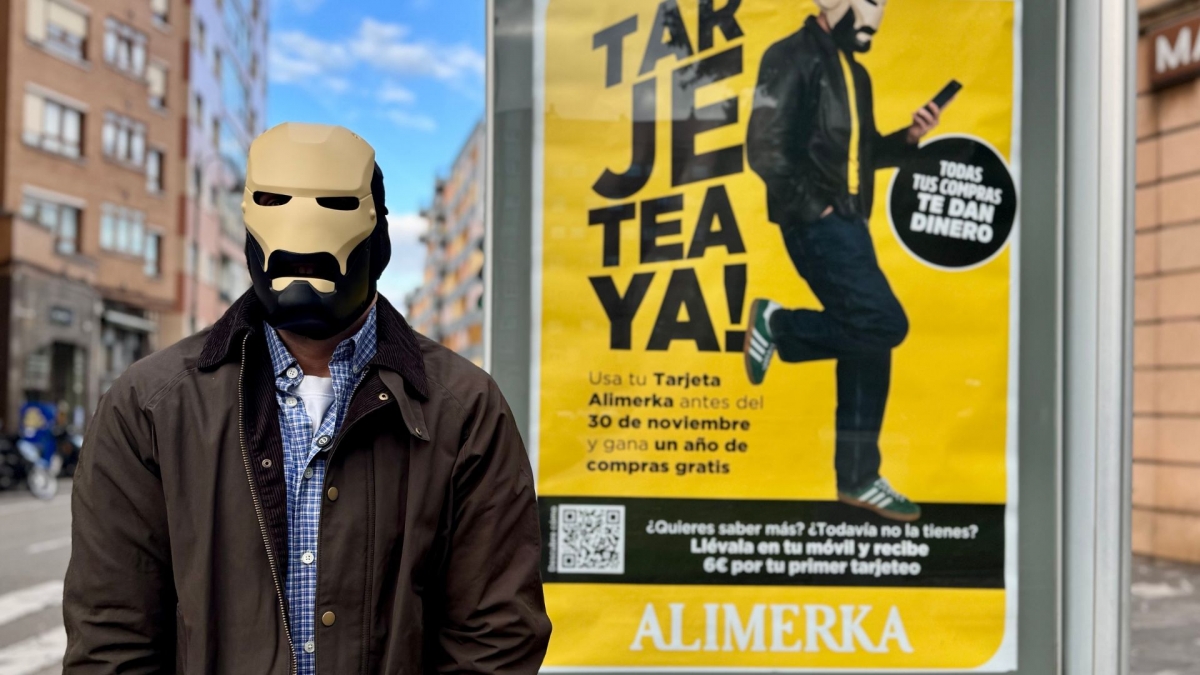 Alexsinos junto a una publicidad de Alimerka. - Alimerka.