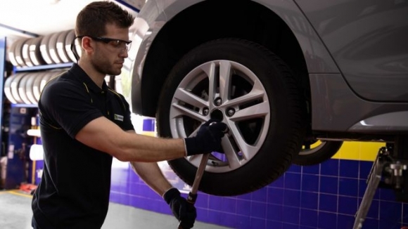 El DNI del neumático: cómo interpretar el código de números y letras que figura en el flanco de cada neumático