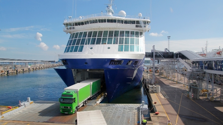 Transportes reparte seis millones a los operadores que subieron sus camiones al barco el año pasado