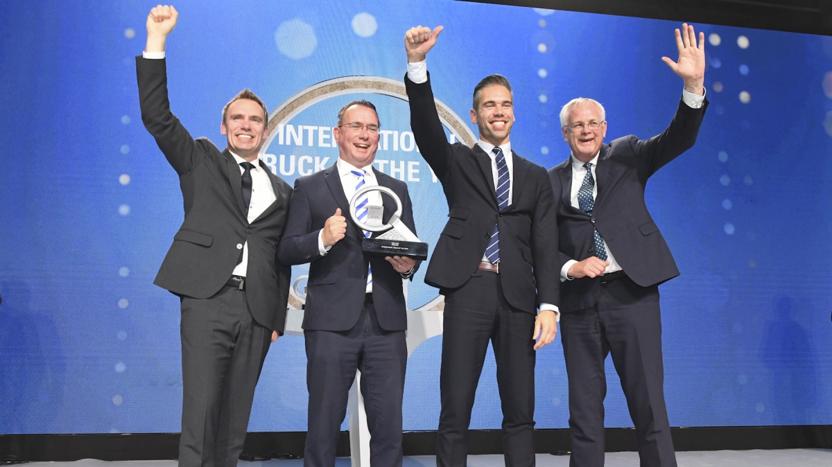 Directivos de DAF celebran el galardón.