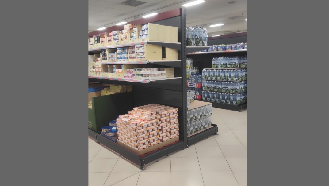 Palets con productos en una tienda Mercadona.