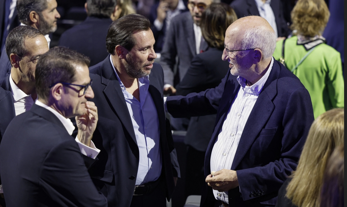 Juan Roig, junto al ministro de Transporte Óscar Puente, durante el evento a favor del Corredor Mediterráneo. - Efe.