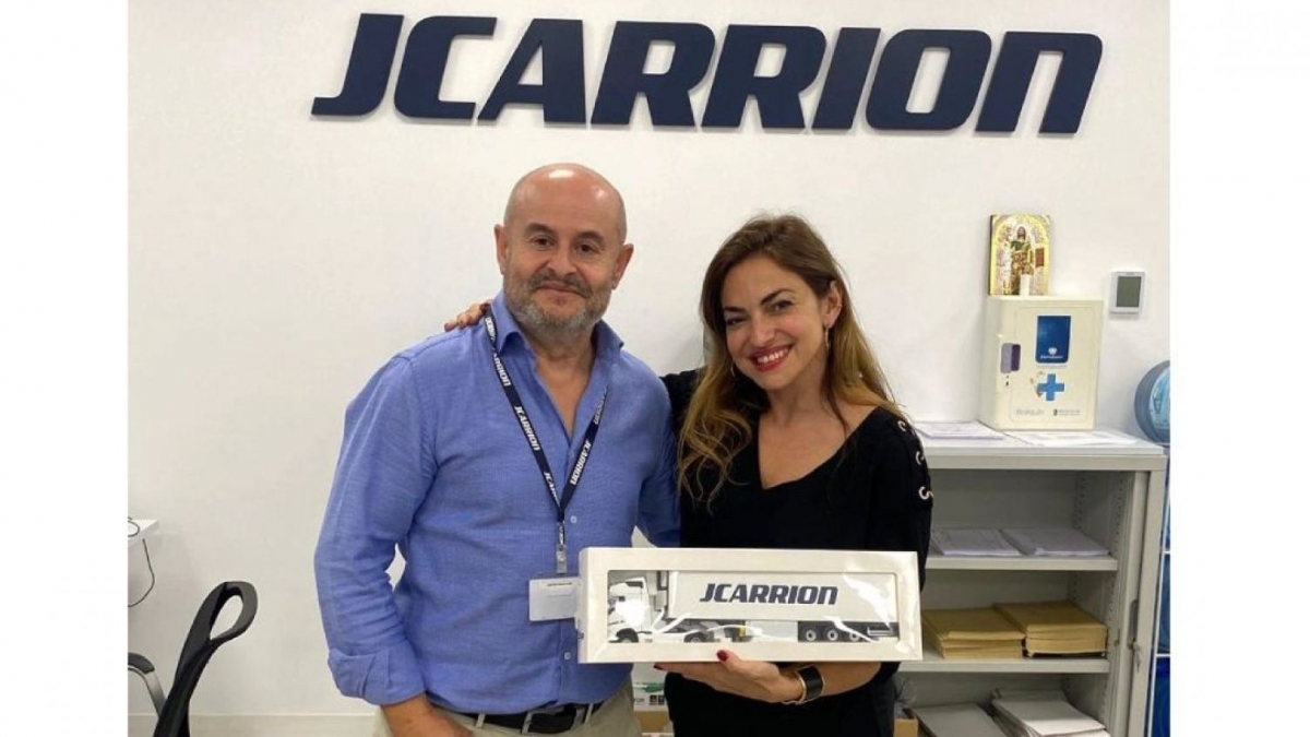 José Sánchez, director de Operaciones de JCarrion, y Esperanza Gaspar, vicepresidenta mundial de la línea de negocio de Transporte de Larga Distancia de Michelin.. - 