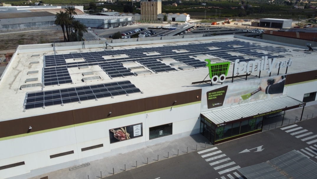Placas solares instaladas en un hipermercado Family Cash. - 