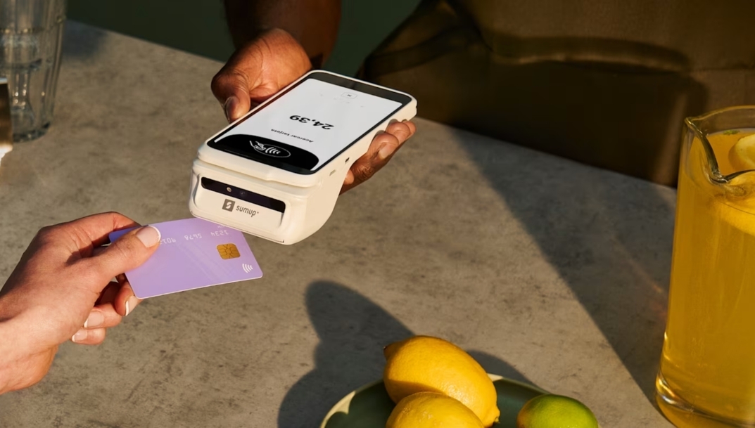 4 de cada 10 transacciones con tarjeta en España se realizan en bares y restaurantes,  el 8% más que en 2024