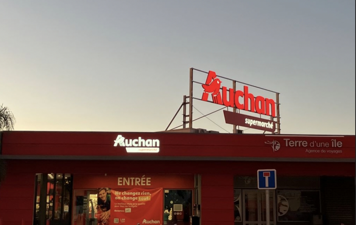Auchan cede terreno en proximidad: abandona su marca en 294 supermercados, que operará en régimen de franquicia con Intermarché