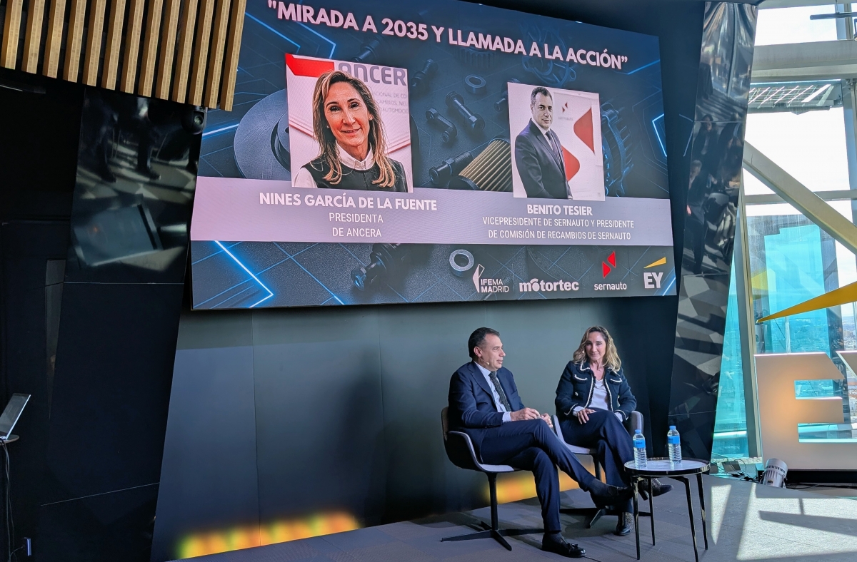 Benito TEsier y Nines García del Fuente, presidenta de Ancera, dialogando sobre posventa.