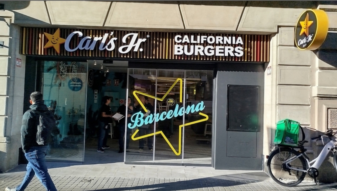 Carl's Jr. desembarca en Barcelona con un restaurante de dos plantas y nueva imagen