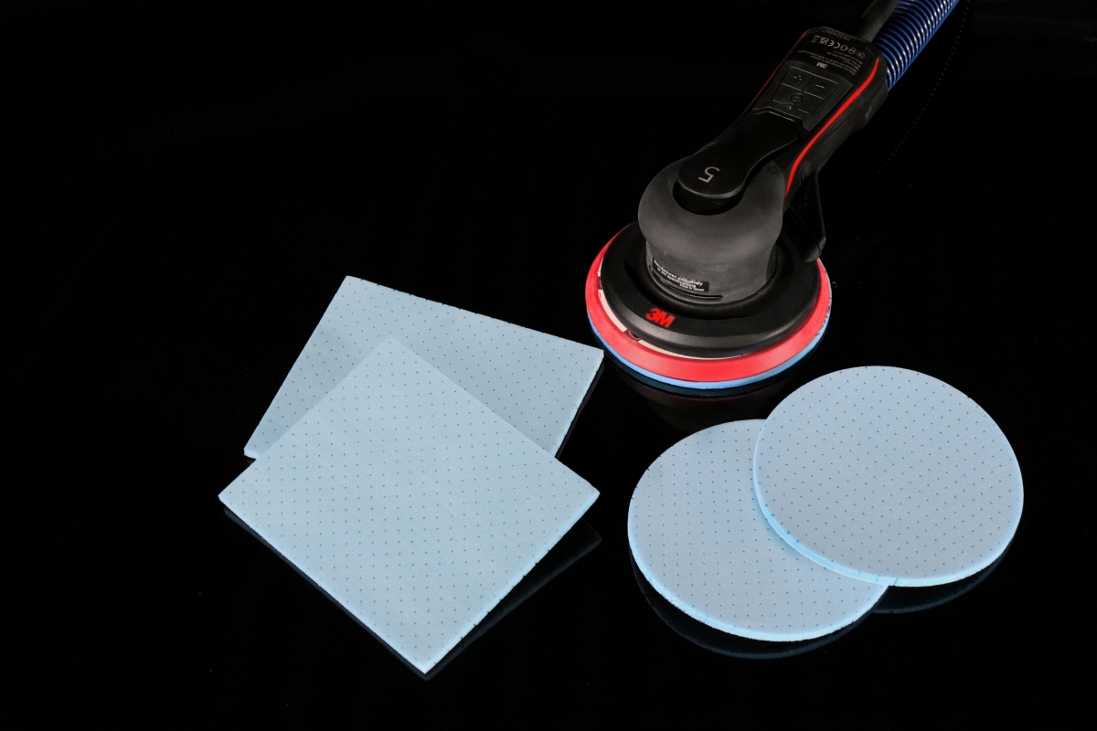 3M pone a la venta sus hojas abrasivas flexibles con soporte espuma 3M Hookit para superficies irregulares