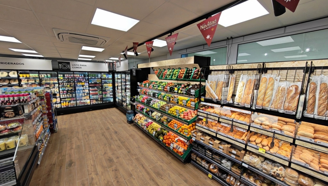 Interior del nuevo Carrefour Express de Benidorm.