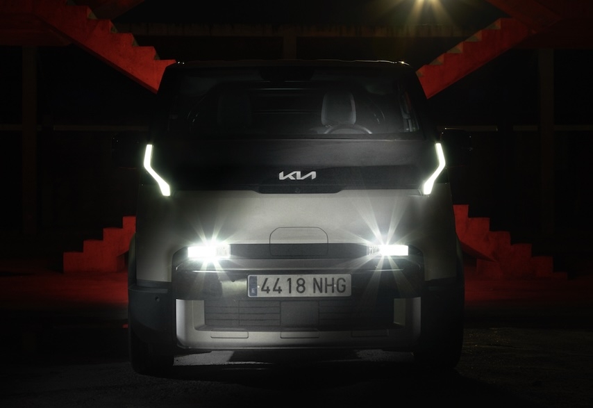 Así es la firma lumínica de la PV5.