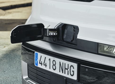 Kia ha optado por la carga frontal en la PV5.