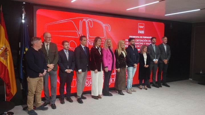 La Comunidad de Madrid espera subir a 1.200 personas al camión con nuevas ayudas para obtener el carné y el CAP