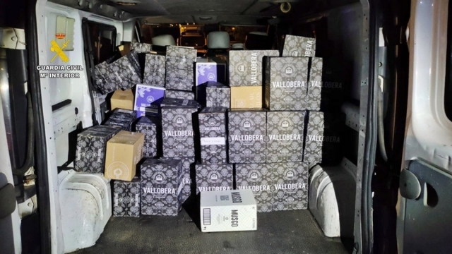 Sorprendidos cuando sustraían mil botellas de vino de dos camiones en Badajoz