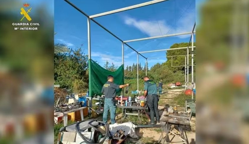 La Guardia Civil desmantela un taller ilegal que contaminaba el parque natural de Lagunas de la Mata y Torrevieja (Alicante)