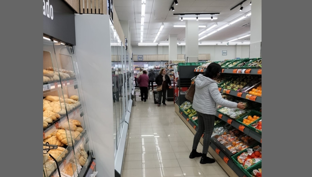 Sección de frutería del Dia de Pedrera (Sevilla).