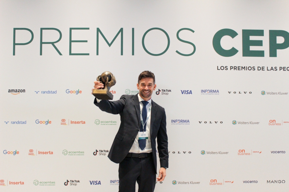 David Santiago, CEO de PCEX Automotive, con el premio. - 