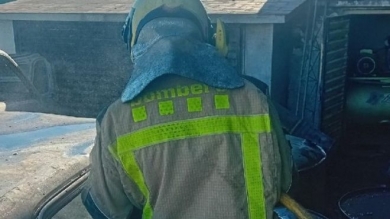 El incendio de un taller en Tarragona se salda con un mecánico herido por inhalación y provoca cuatro coches calcinados