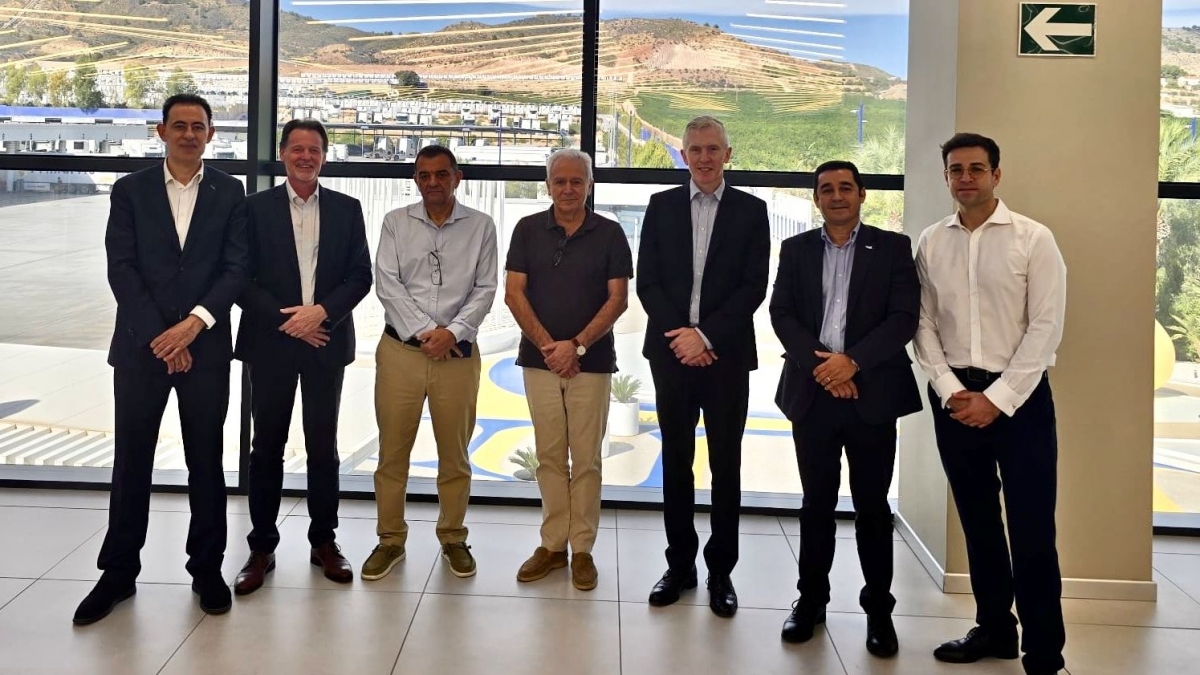 El presidente mundial de Carrier visita Primafrio y cierra una importante operación de entrega del nuevo equipo Vector HE 17