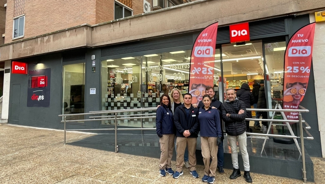 Fachada del nuevo Dia del barrio de La Latina, en Madrid.