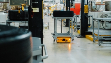 Continental integra automatización inteligente en la producción de neumáticos con siete robots autónomos