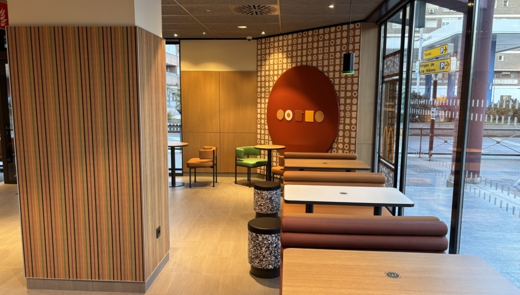 Interior del nuevo McDonald's de Granada. - 