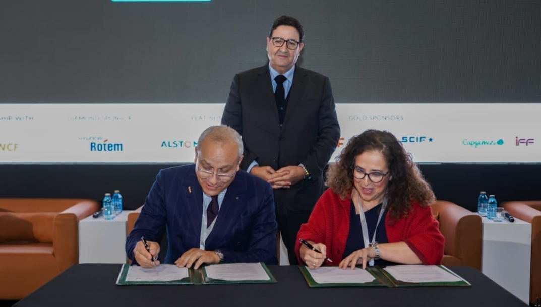 Firma del acuerdo entre la AET y Morocco Train Industry. - 