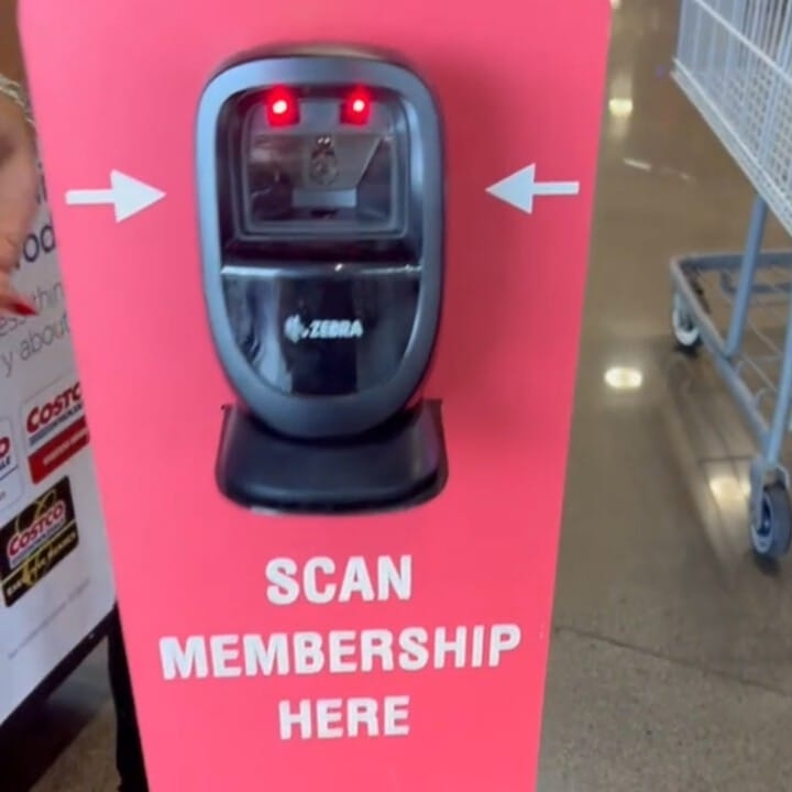 Escáner de membresías para control de acceso en Costco.