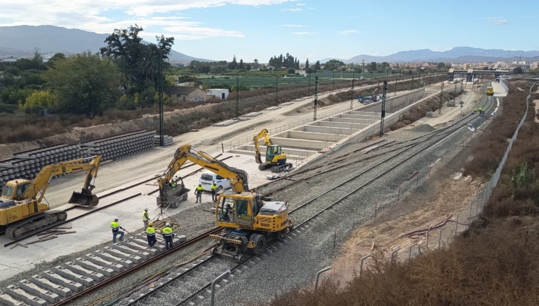 Adif completa el montaje de la nueva playa de vías del centro logístico de Murcia Mercancías