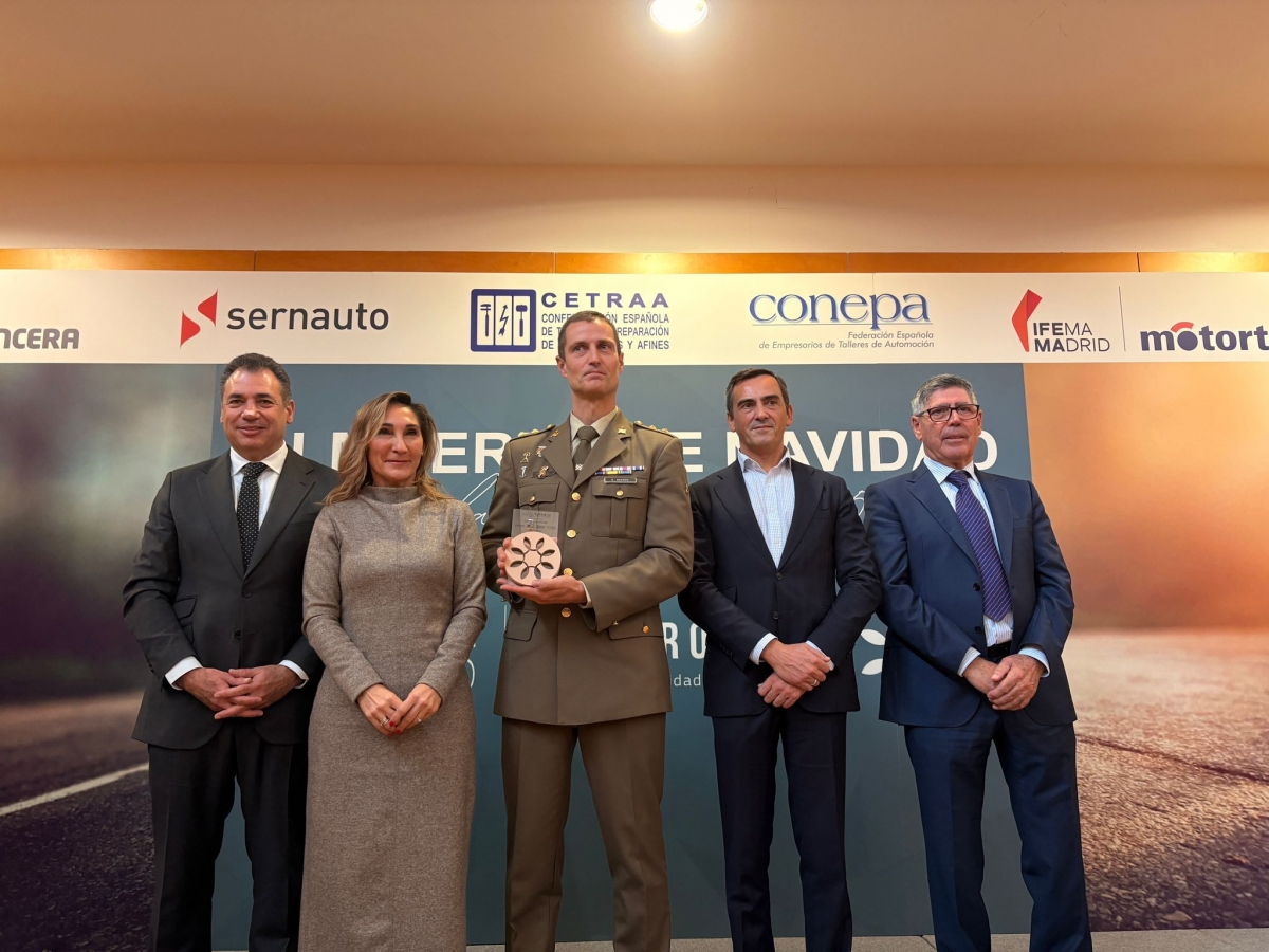 La UME, en el momento de recibir su galardón honorífico.