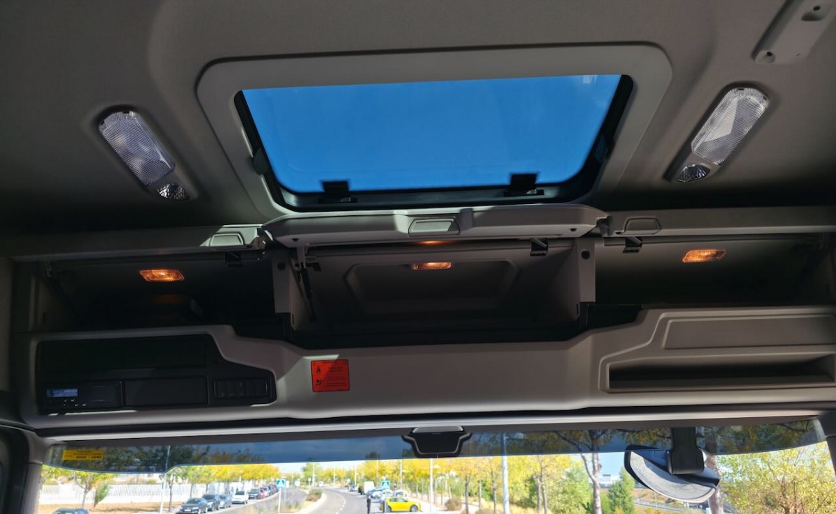 Las guanteras frontales incorporan iluminación interior.