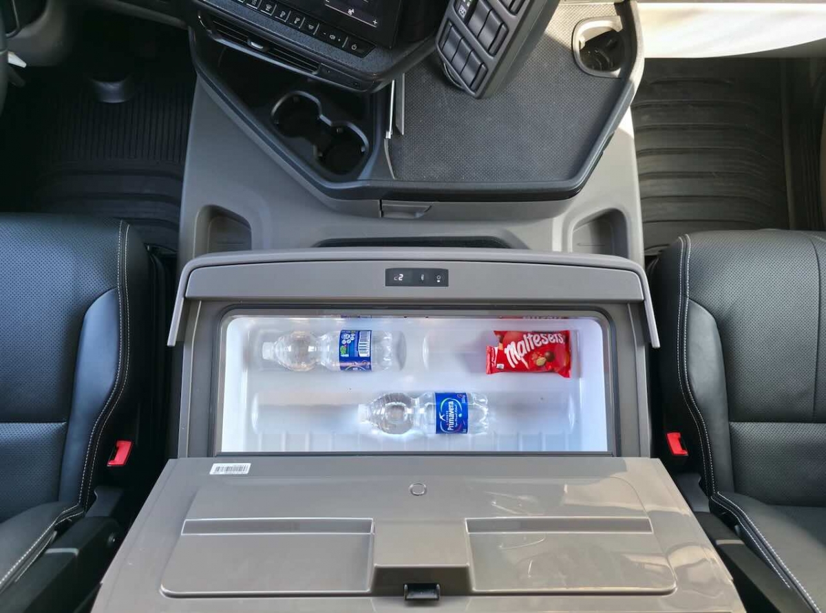 La nevera queda más accesible para conductor en el G que en la serie S o R.