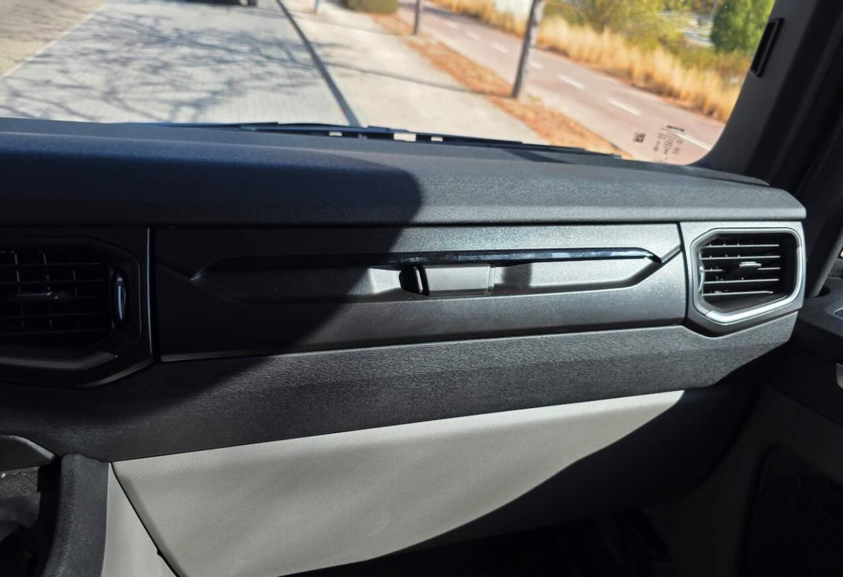 En el salpicadero se integra perfectamente la mesa del acompañante.