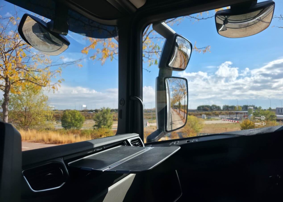 Así luce la mesa escamoteable del acompañante.