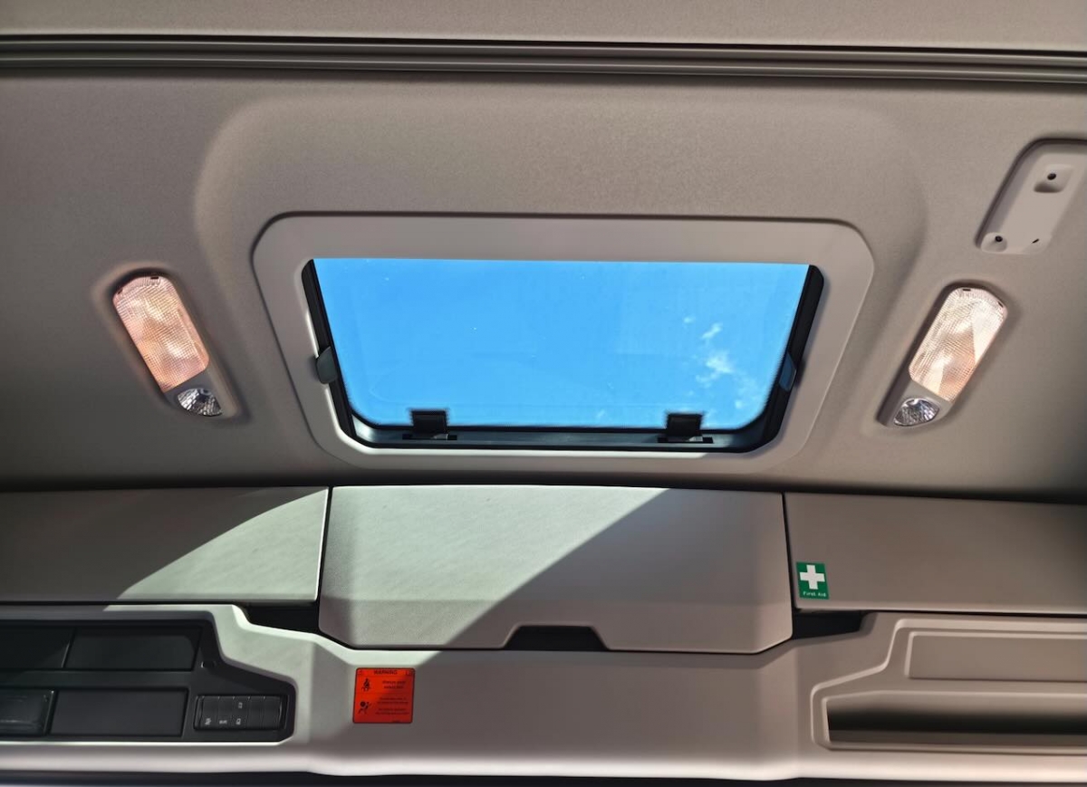La trampilla superior aporta luminosidad extra al habitáculo.