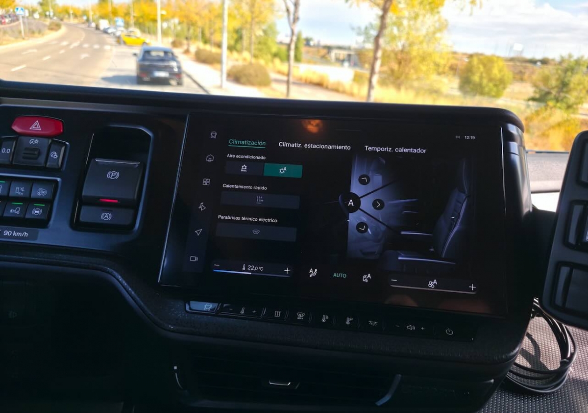 Perfectamente integrada en el salpicadero, la pantalla central pide más funciones.