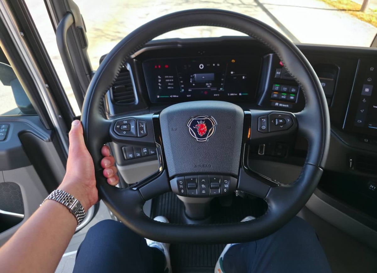 Sobradamente conocido y reconocido el volante multifuncional de Scania.