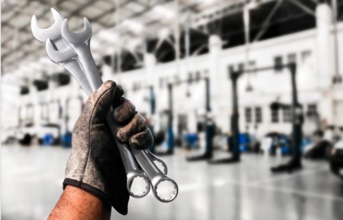 Sin ayudas, jornadas maratonianas y con la casa en juego: el riesgo real de abrir un taller mecánico en España