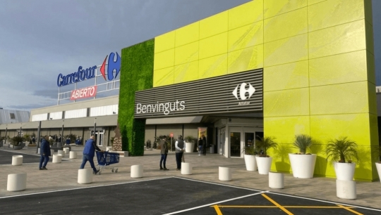 Los centros comerciales, en especial Carrefour, reparten suerte en la lotería de Navidad 2025