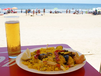 7 de cada 10 españoles identifican el verano con cerveza y paella