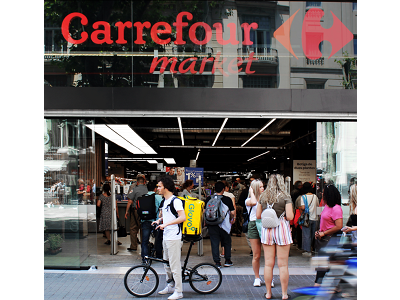 Carrefour y Glovo se alian para ofrecer pedidos de supermercado a domicilio en 30 minutos