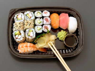 Pescado refrigerado y sushi, los ganadores de la carrera en la cesta de la compra